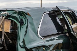 Zemřelo dítě, dalších pět lidí se zranilo. Na Brněnsku vjel vůz do stromu, test odhalil alkohol